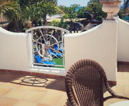 Foto de la terraza con vistas al mar de uno de los apartamentos.