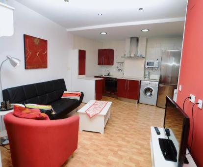 Foto del interior de uno de los apartamentos con vistas al mar.