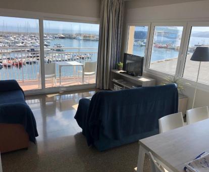 Foto de las instalaciones de este hotel con vistas al mar.