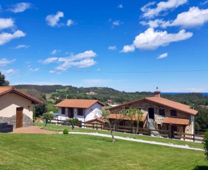 Foto de este establecimiento de apartamentos rurales con vistas al mar.