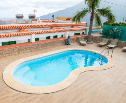 Foto de la piscina al aire libre disponible todo el año de este complejo de apartamentos.
