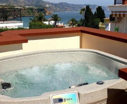 Foto de la terraza privada con jacuzzi y vistas al mar del estudio ático.