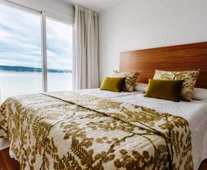 Foto del apartamento con vistas al mar desde la cama.