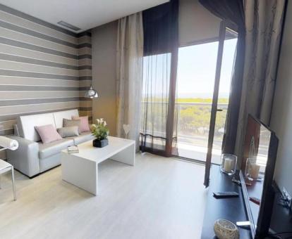 Foto de la sala de estar con vistas al mar de uno de los apartamentos.