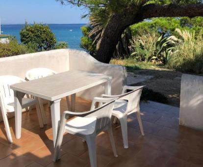 Foto de las instalaciones de este hotel con vistas al mar.