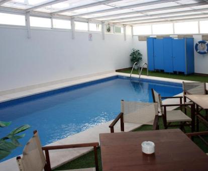 Foto de la piscina interior climatizada disponible todo el año de este complejo de apartamentos.