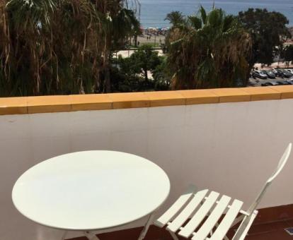 Foto de la terraza con comedor exterior y vistas al mar de este apartamento.