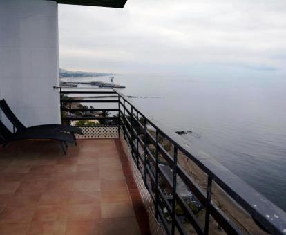 Foto de la terraza privada del apartamento superior con vistas al mar.