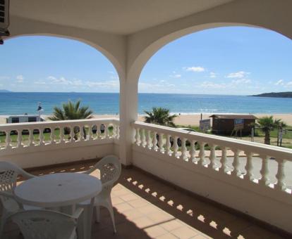 Foto de la terraza privada con vistas al mar de uno de los apartamentos.