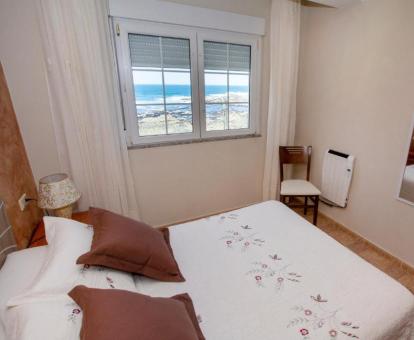 Foto del dormitorio con vistas al mar de uno de los apartamentos.