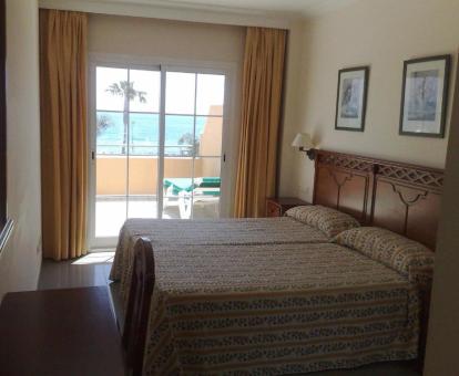 Foto de las vistas al mar desde el interior del apartamento de un dormitorio.