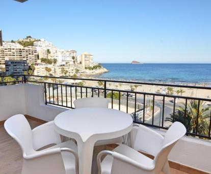 Foto de las instalaciones de este hotel con vistas al mar.