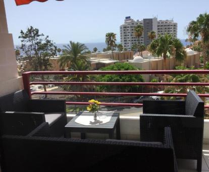 Foto de la terraza amueblada de este apartamento con vistas al mar.