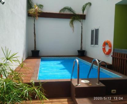 Foto de la piscina al aire libre disponible todo el año de este acogedor complejo de apartamentos.