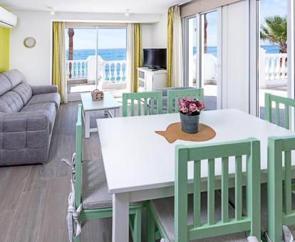 Foto del apartamento superior de un dormitorio con vistas al mar.