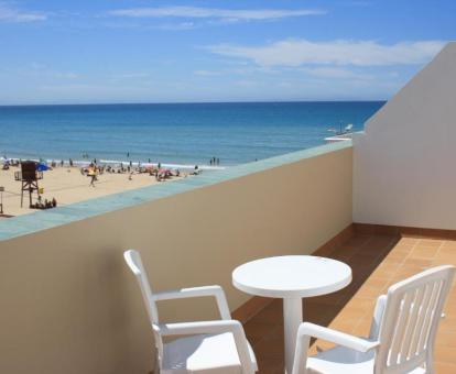Foto de la terraza con vistas al mar del ático de un dormitorio.
