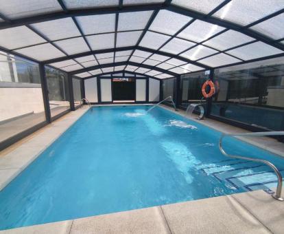 Foto de la piscina cubierta con elementos de hidroterapia disponible todo el año de este complejo de apartamentos.