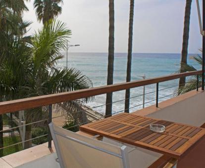 Foto de la terraza con comedor exterior y vistas al mar del apartamento premium de un dormitorio.