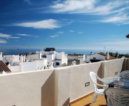 Foto de la terraza amueblada con vistas al mar del apartamento de dos dormitorios.