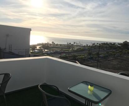 Foto de la terraza solarium con vistas al mar de este complejo.