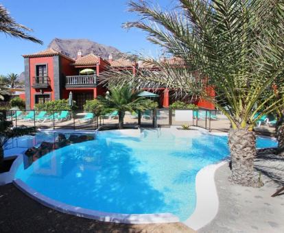 Foto de la piscina al aire libre disponible todo el año de este establecimiento.