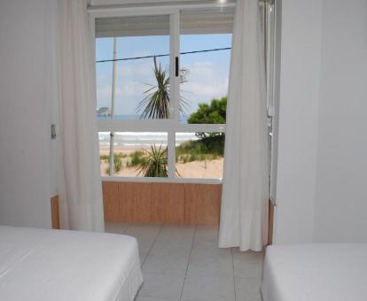 Foto de una de las habitaciones con vistas al mar de uno de los apartamentos.