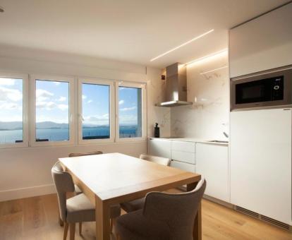 Foto del interior de uno de los apartamentos con vistas al mar.