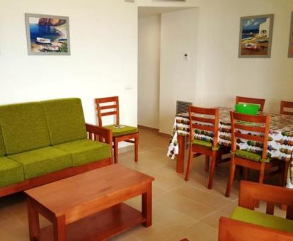 Foto de las instalaciones de este hotel con vistas al mar.