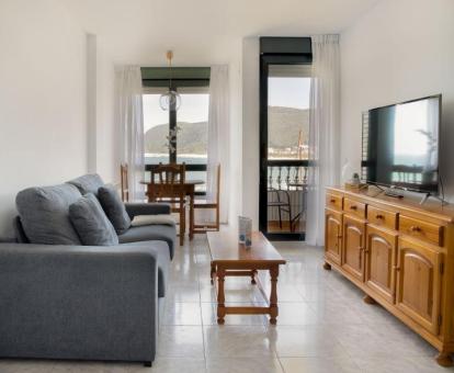 Foto del salón con vistas al mar de uno de los apartamentos.