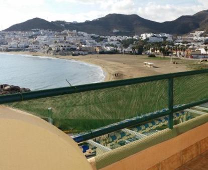 Foto de las instalaciones de este hotel con vistas al mar.