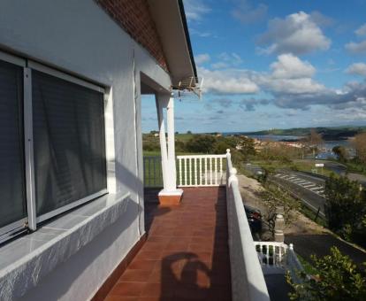 Foto del balcón de uno de los apartamentos con vistas al mar.