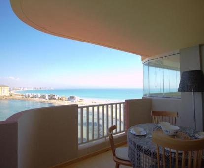 Foto de las vistas al mar desde la terraza privada de uno de los apartamentos de este establecimiento.