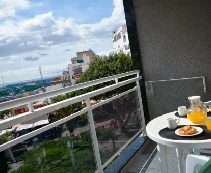 Foto del balcón con vistas al mar del apartamento.