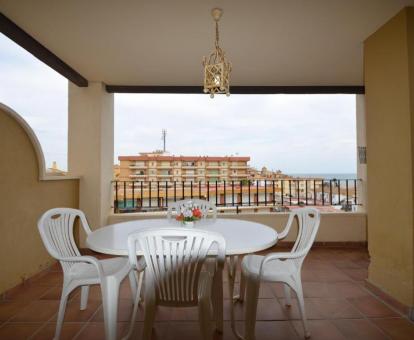 Foto de la terraza con vistas al mar de uno de los apartamentos.