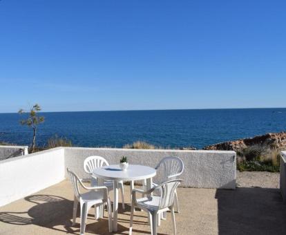 Foto de las instalaciones de este apartamento con vistas al mar.