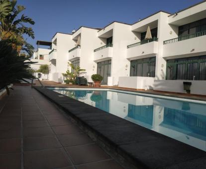 Foto de la piscina al aire libre disponible todo el año de este complejo de apartamentos.