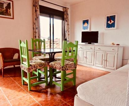 Foto de uno de los apartamentos con terraza y vistas al mar.