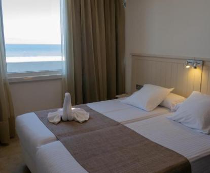 Foto de las vistas al mar de una de las habitaciones de los apartamentos.