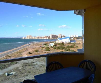 Foto de la terraza privada con vistas al mar de uno de los apartamentos.