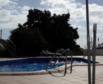 Foto de la piscina al aire libre disponible todo el año de este establecimiento.