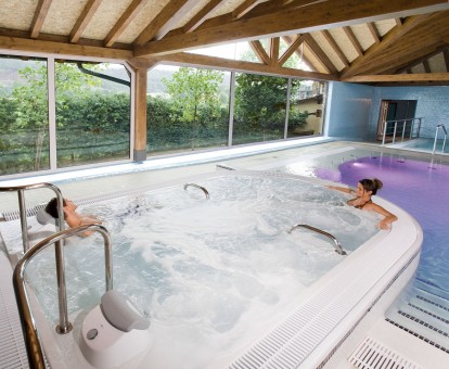 Foto de la piscina cubierta con instalaciones de hidroterapia del spa del hotel.