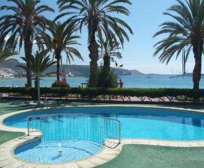 Foto de la piscina al aire libre con vistas al mar de este complejo.