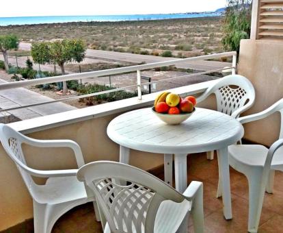 Foto de las instalaciones de este hotel con vistas al mar.