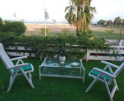 Foto de las instalaciones de este hotel con vistas al mar.