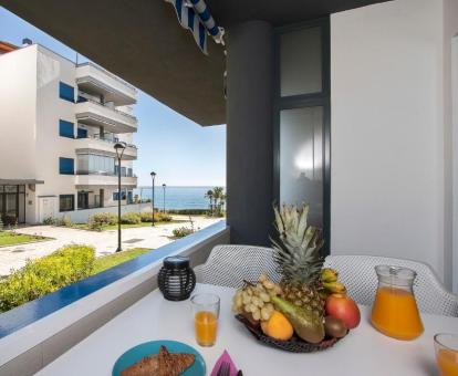 Foto del balcón con comedor y vistas al mar de este apartamento.