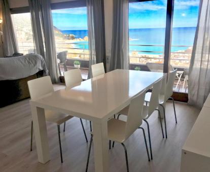 Foto de las instalaciones de este hotel con vistas al mar.