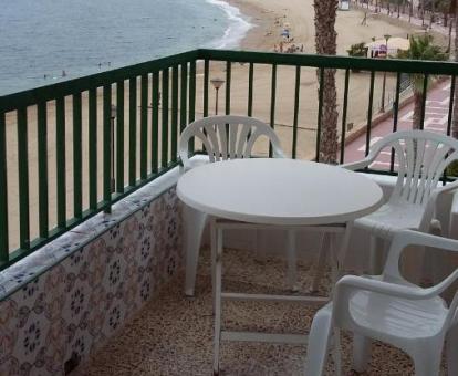 Foto del balcón amueblado con vistas al mar de este apartamento.