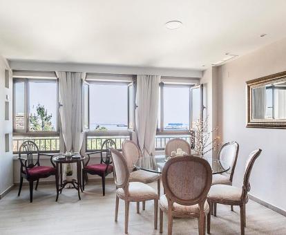 Foto del interior de este lujoso apartamento con vistas al mar.