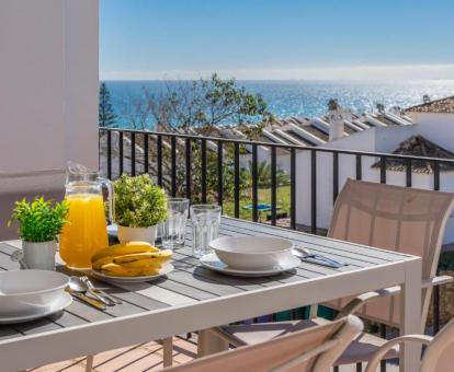Foto de la terraza con comedor al aire libre y vistas al mar de este apartamento.