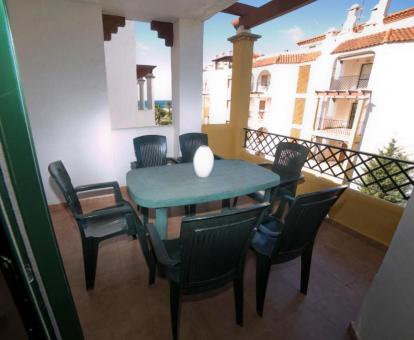 Foto de la terraza privada con comedor exterior y vistas al mar de uno de los apartamentos.